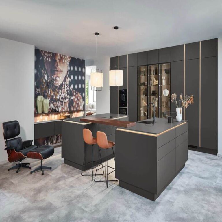 Designerküche in Anthrazit mit Kochinsel, Bartresen und beleuchteten Glasvitrinen – Küchenstudio Mönchengladbach