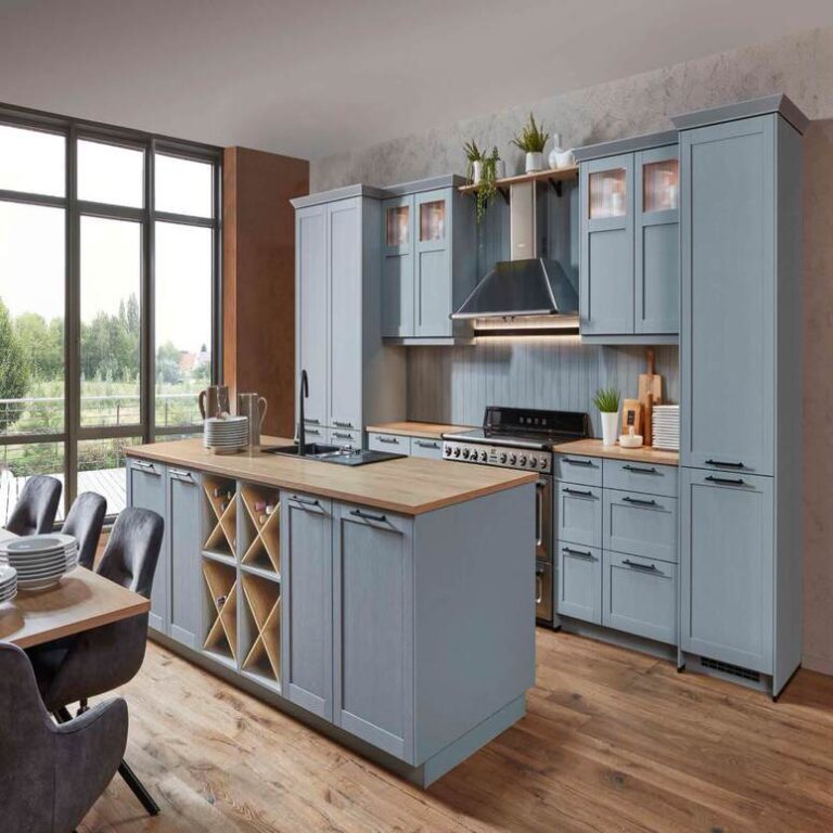 Landhausküche in Hellblau mit Vitrinenschränken, Kochinsel und Holzarbeitsplatte – Küchenstudio Mönchengladbach