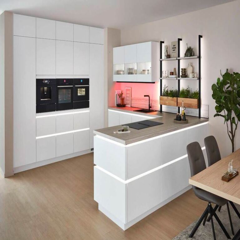 Moderne grifflose Küche in Weiß mit beleuchteter Kochinsel und Kräuterregal – Küchenstudio Mönchengladbach