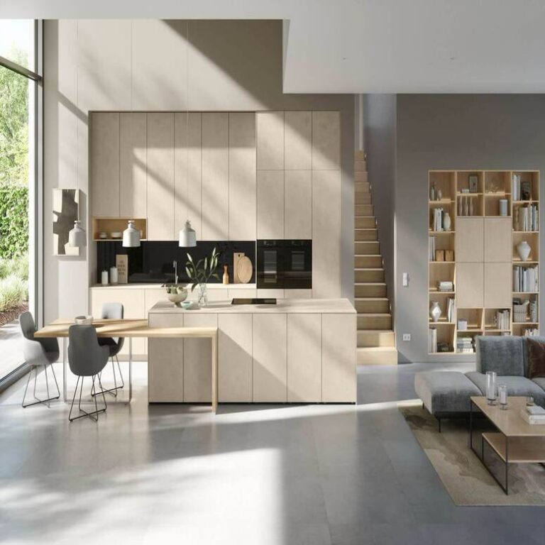 Offene moderne Küche in Beige mit Kochinsel, Essplatz und angrenzendem Wohnbereich – Küchenstudio Mönchengladbach