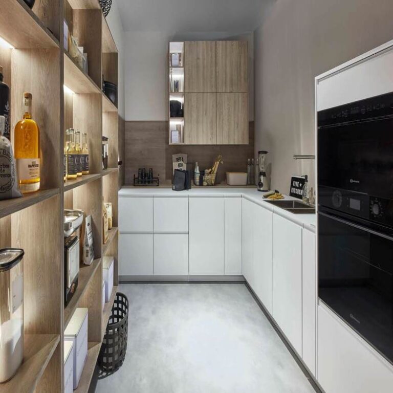 Moderne weiße Küche mit Hochschränken, Holzregal und schwarzen Einbaugeräten – Küchenangebote Mönchengladbach